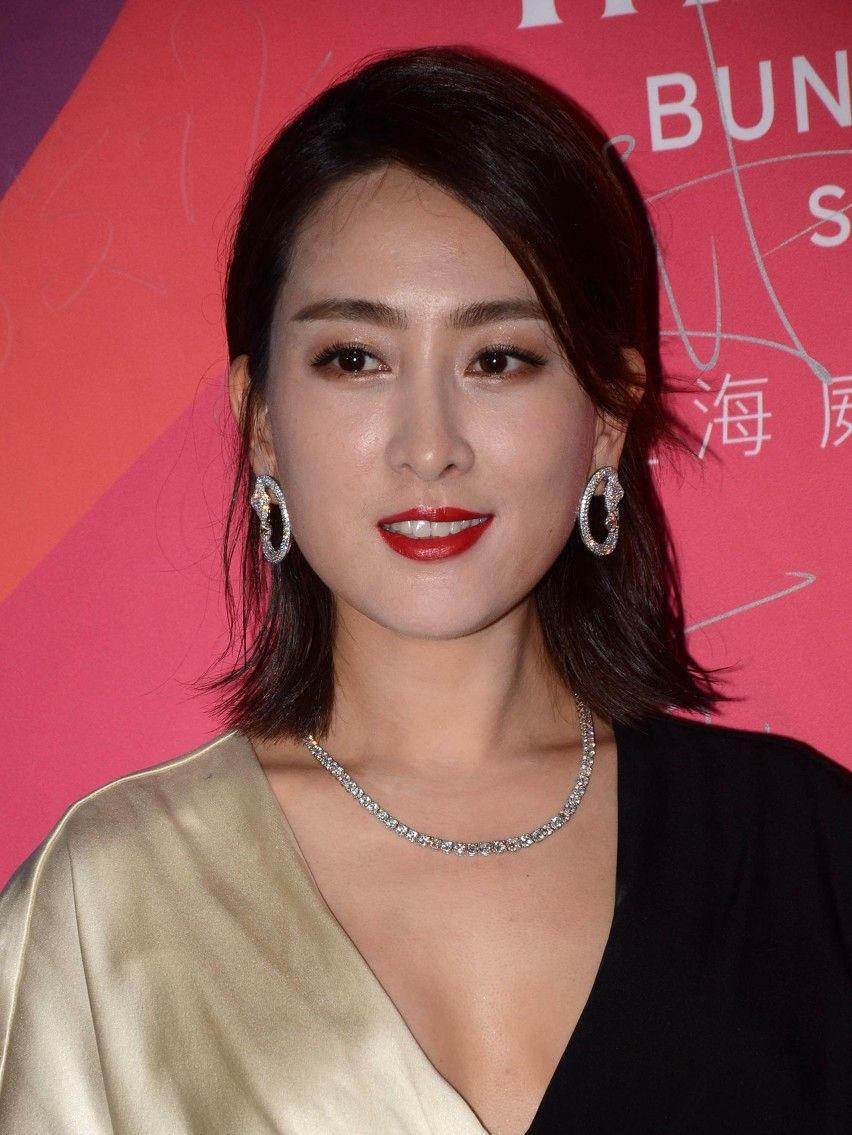 图一是一字肩礼服亮相的女星——马苏!