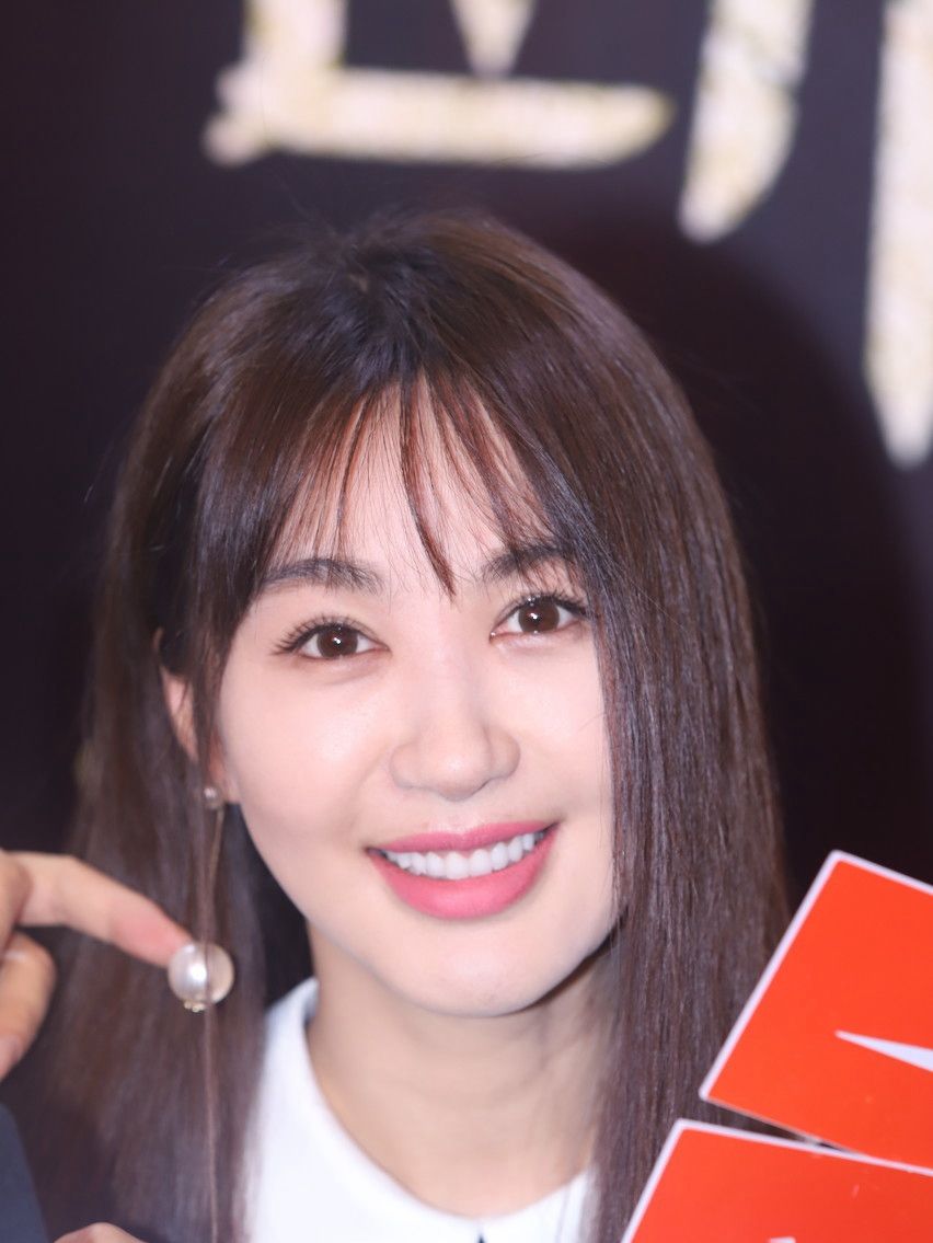 图一的裙子亮相的李菲儿,真的"不舍眨眼了"