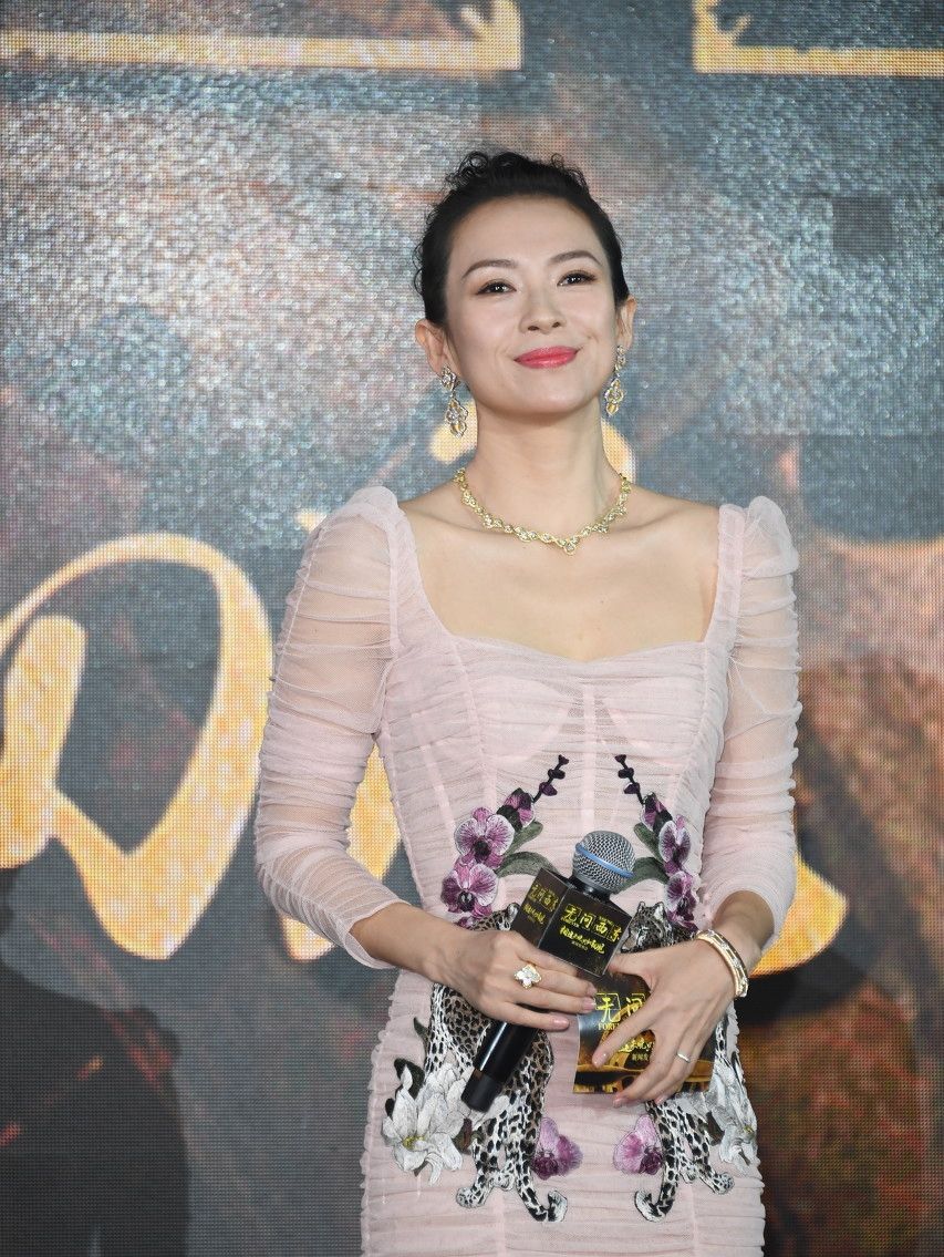 图一是女神章子怡,搭配耳环的样子,气场十足!