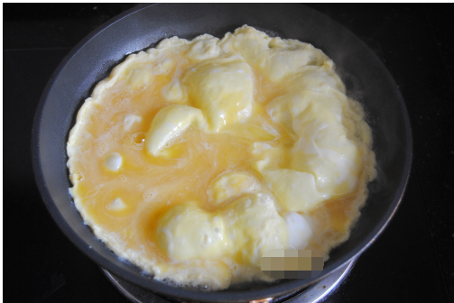 我家炒鸡蛋从来不放油半碗清水一倒3分钟出锅怎么吃也不胖