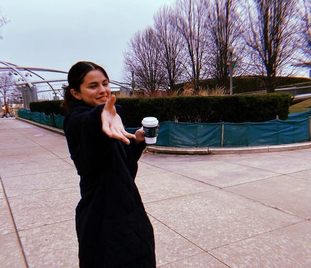 赛琳娜罕见和妈妈同框!母女颜值似复制像姐妹,母女仨都是小圆脸