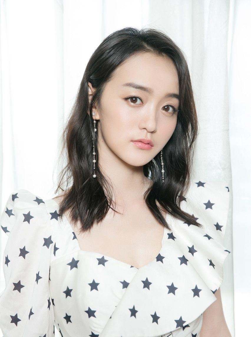 何泓姗长相甜美青春靓丽曾出演如懿传中的玫嫔