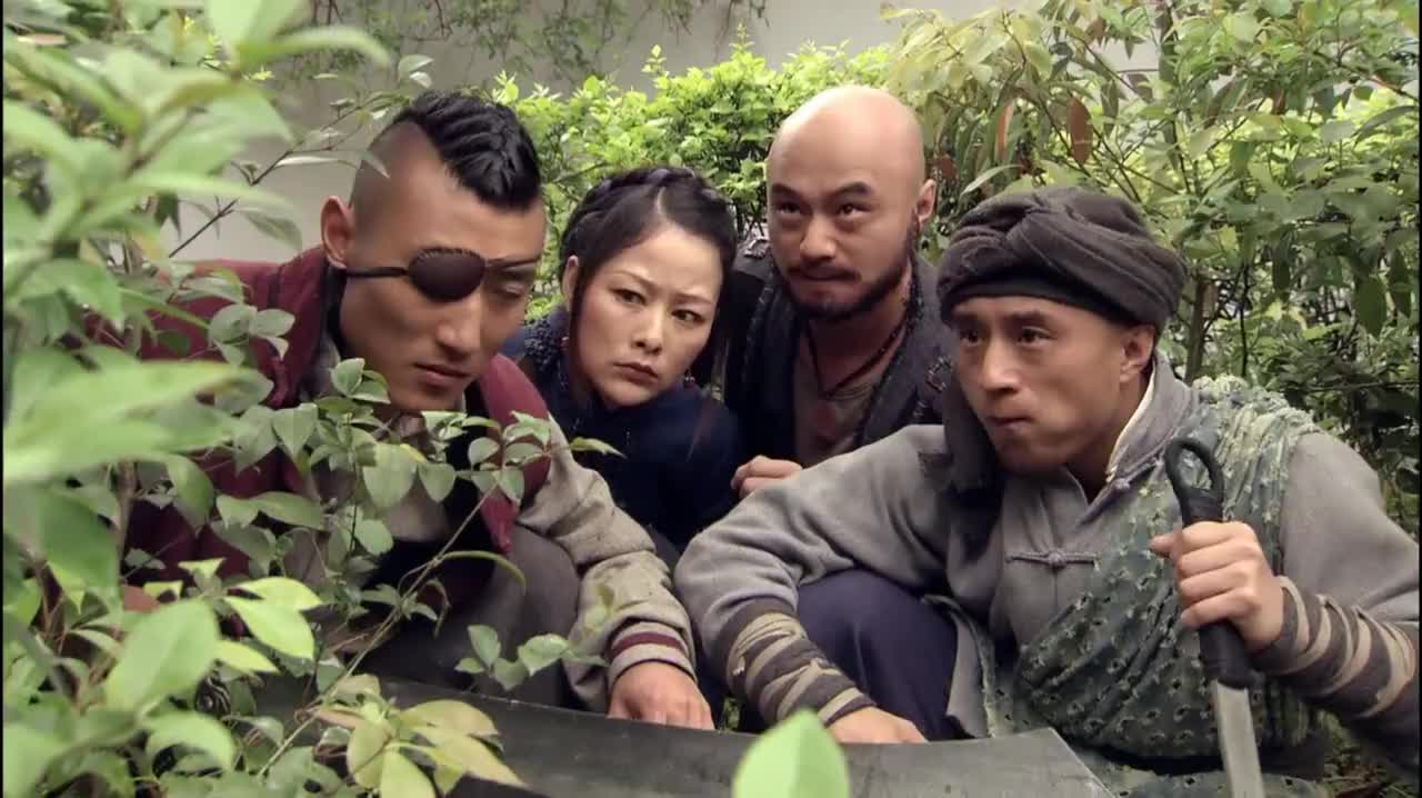 夺宝传奇邵博士被土匪打晕劫走帅连长被壁咚打晕