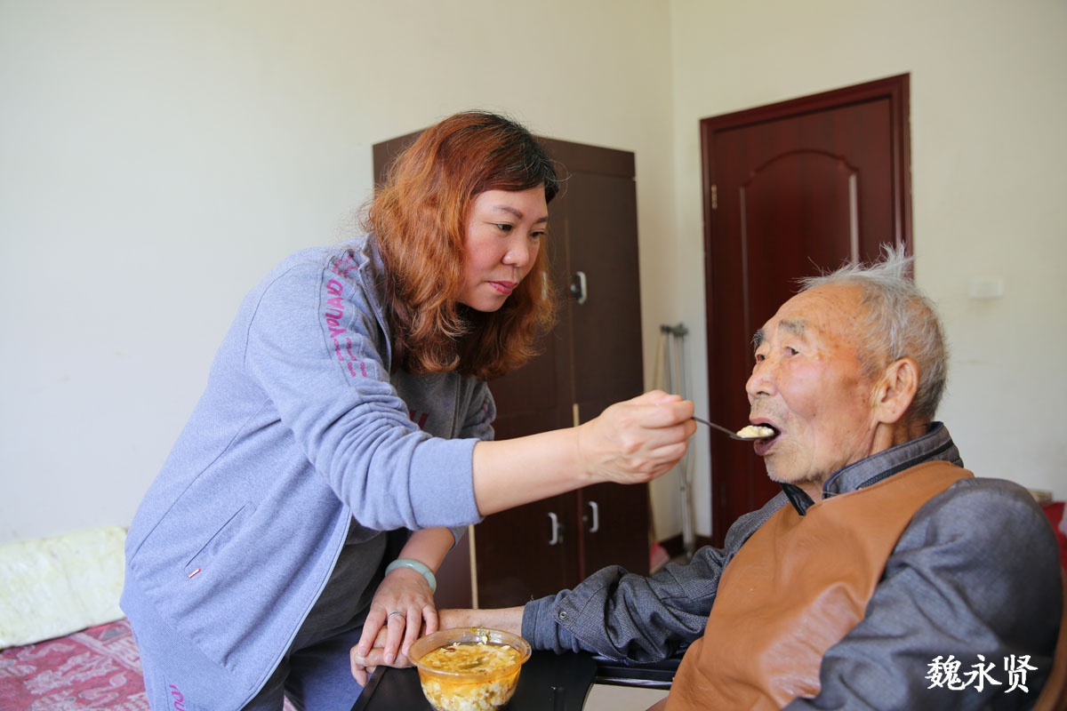 70后夫妻带着老妈打工20年,返乡办老年公寓,替打工老乡照料老人