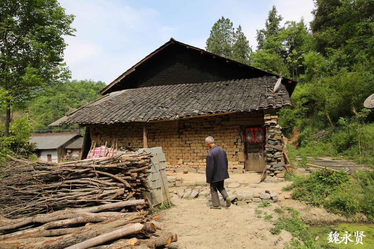 77岁老人和老伴留守秦岭深山,自己烧窑做瓦盖的房已住了50年