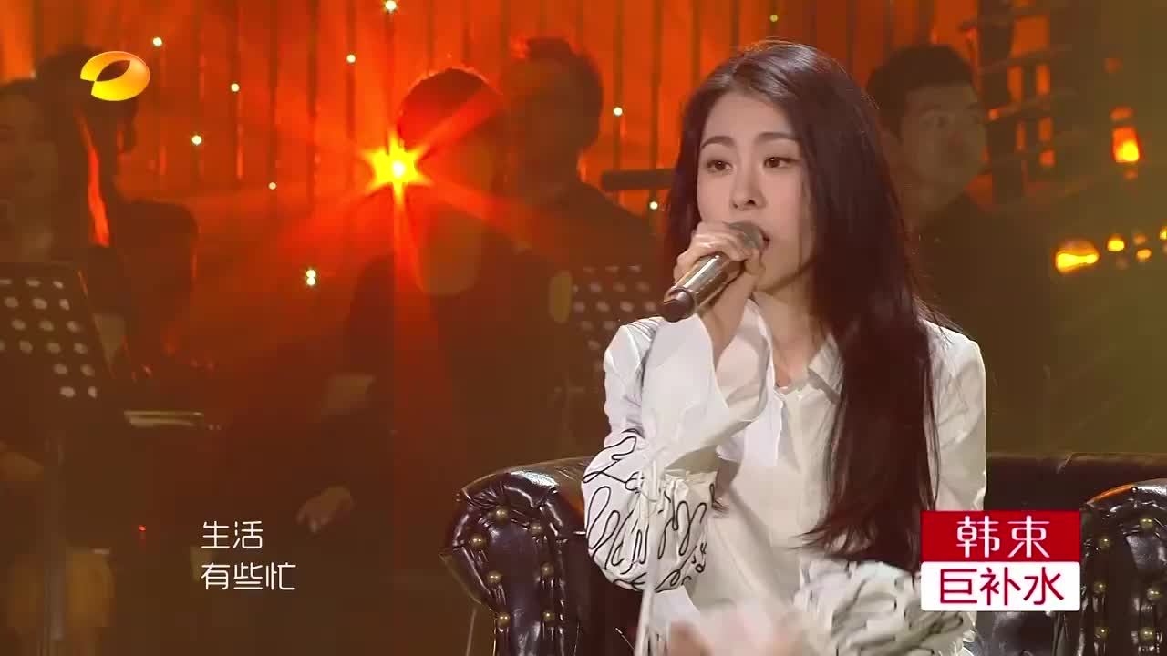 歌手:张碧晨带伤上阵,翻唱齐秦《袖手旁观》,原唱都甘拜下风