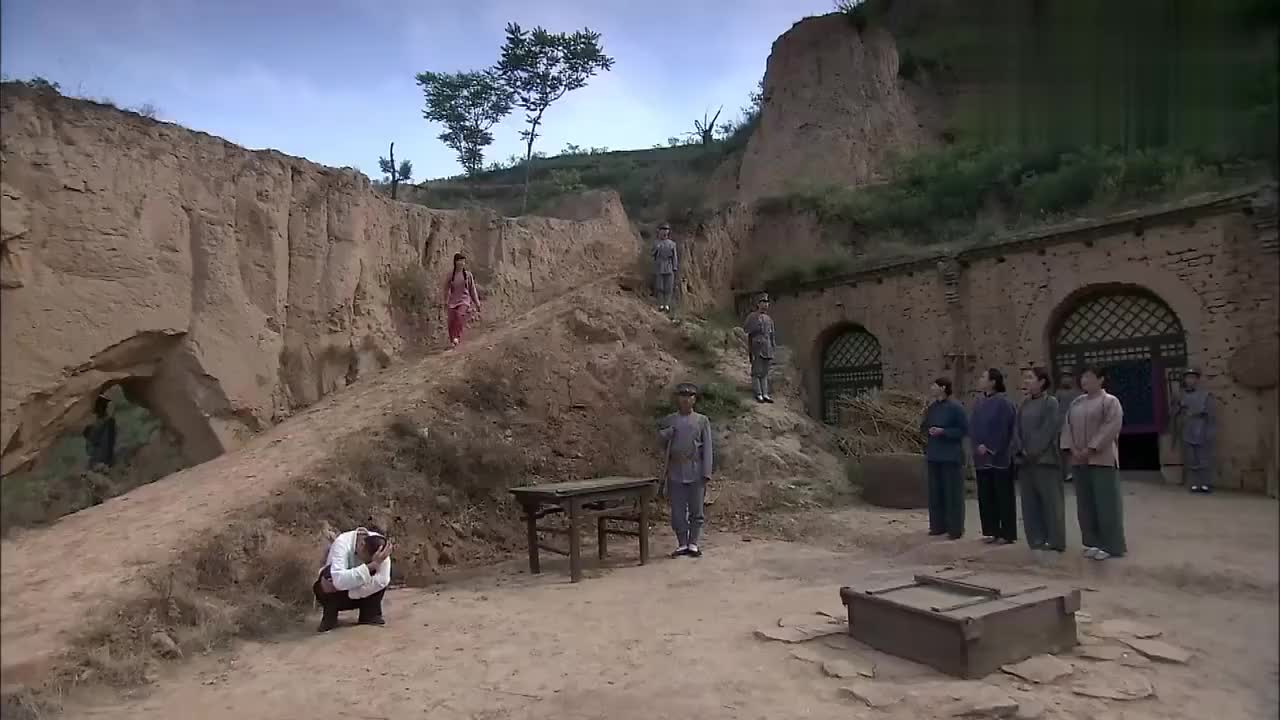 铁梨花一向不受村里待见,没料副官亲自接亲,光打扮的就配了四个