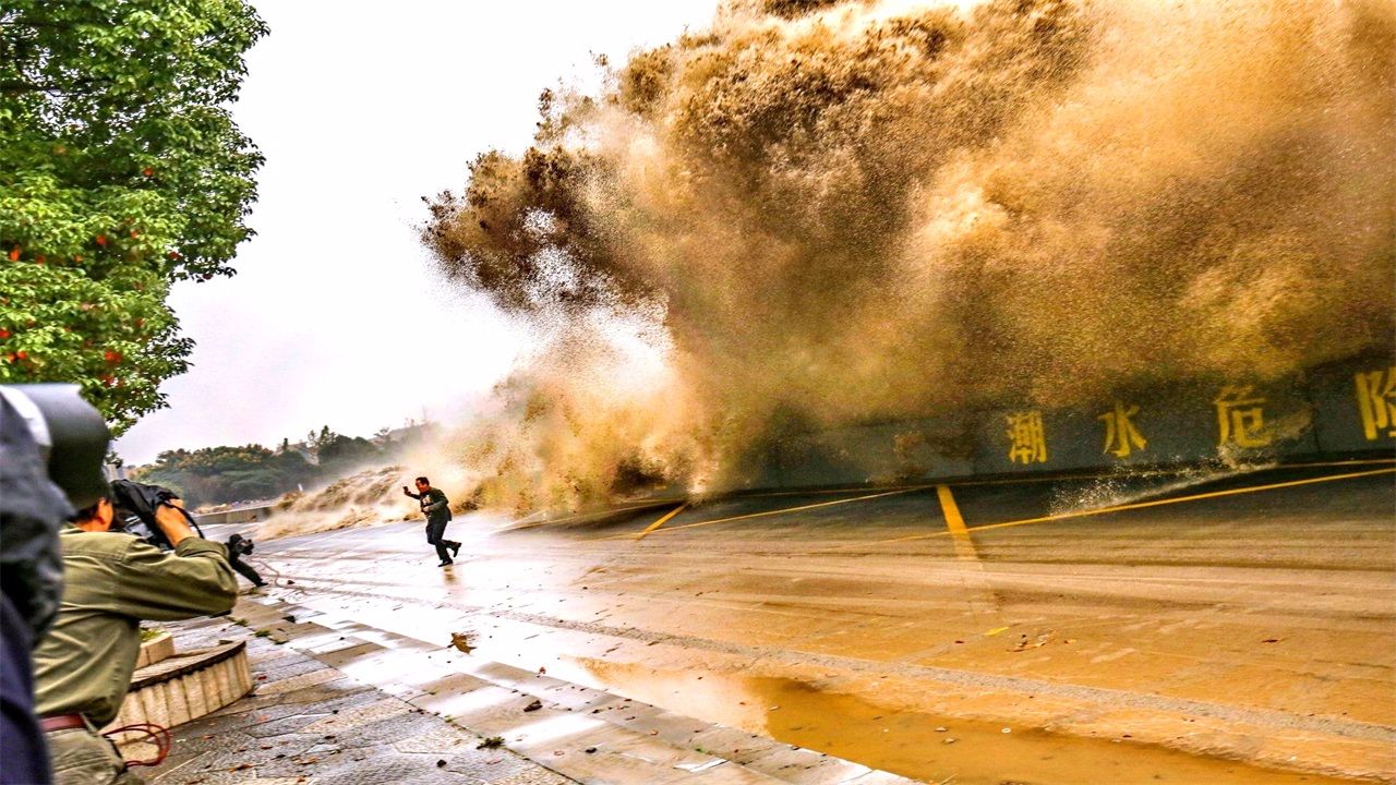 世界三大潮汐,其中一处位于我国,潮水汹涌场面极为壮