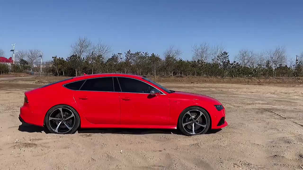 低趴奥迪rs7沙滩上玩沙子!