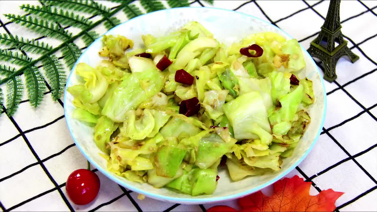 清炒包菜,出锅以后清脆爽口一点也不油腻,特别的好吃