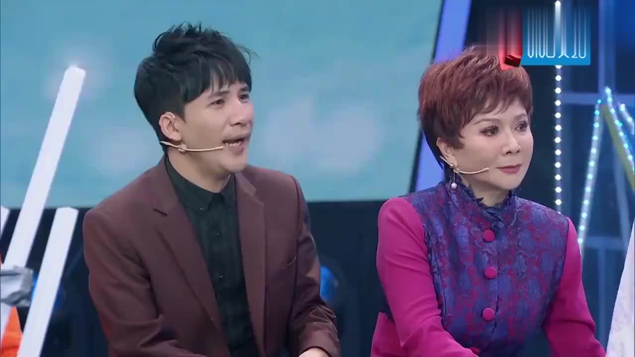 贾玲自黑长胖之后像圆规,沈腾却让她脱袜子,委屈的小眼神好可爱