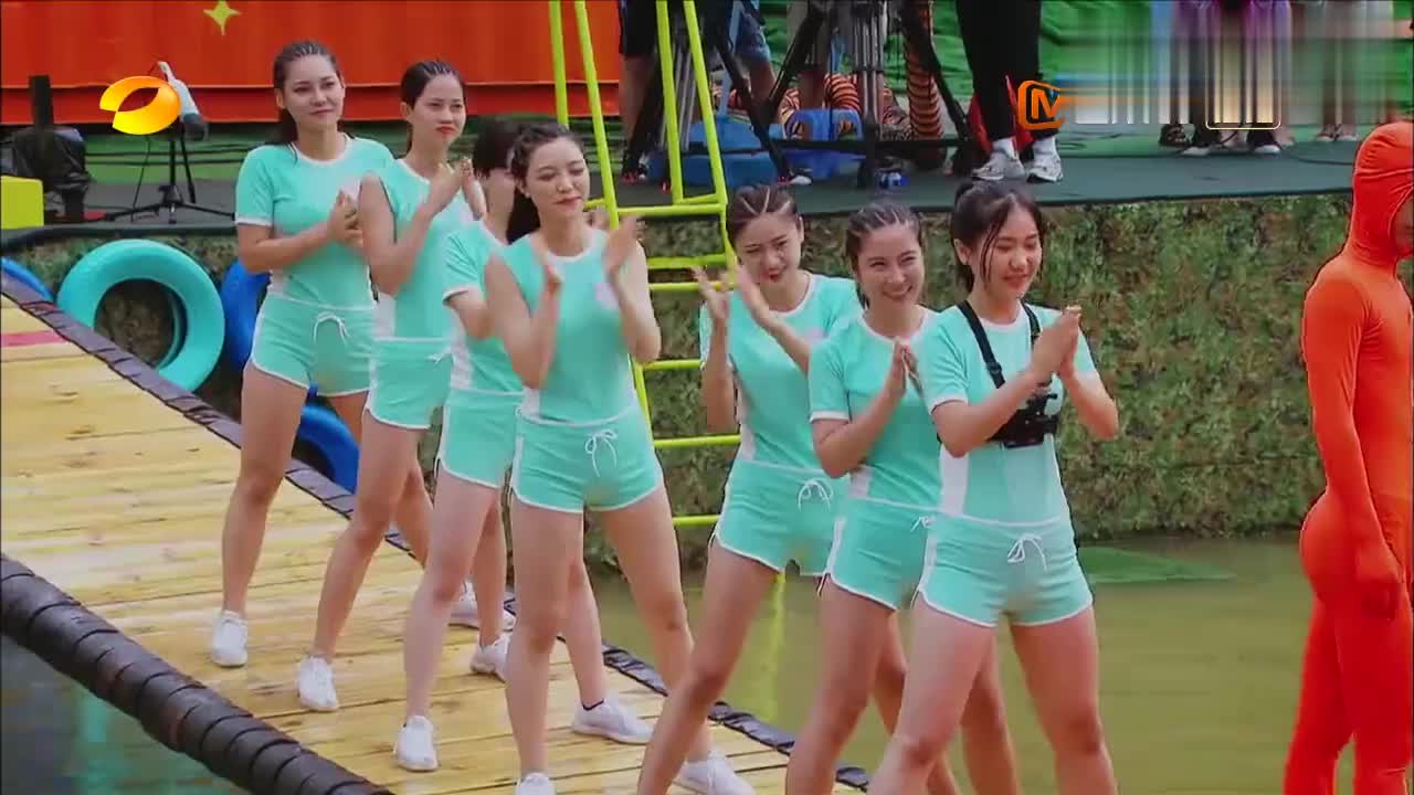 摇啊笑啊桥:都以为小绵羊队很弱,不料小姐姐卖力狂扭,秒杀对手