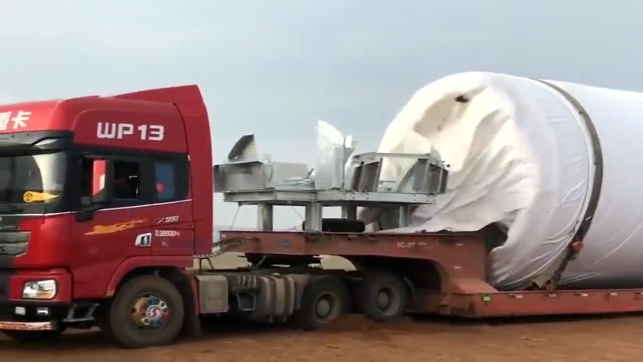 货车大哥,您拉那么多货,底盘还这么低,车都受不了了啊!