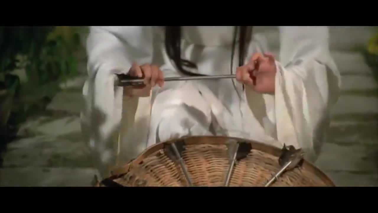 五遁忍术纯子的斗笠中藏有弓箭,她把武林总盟的防御图发给忍者