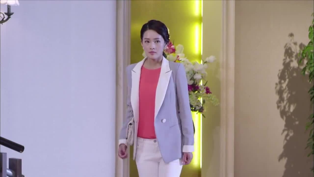 千金归来:千金挨父亲巴掌,心机继母旁边煽风点火,千金机智应对