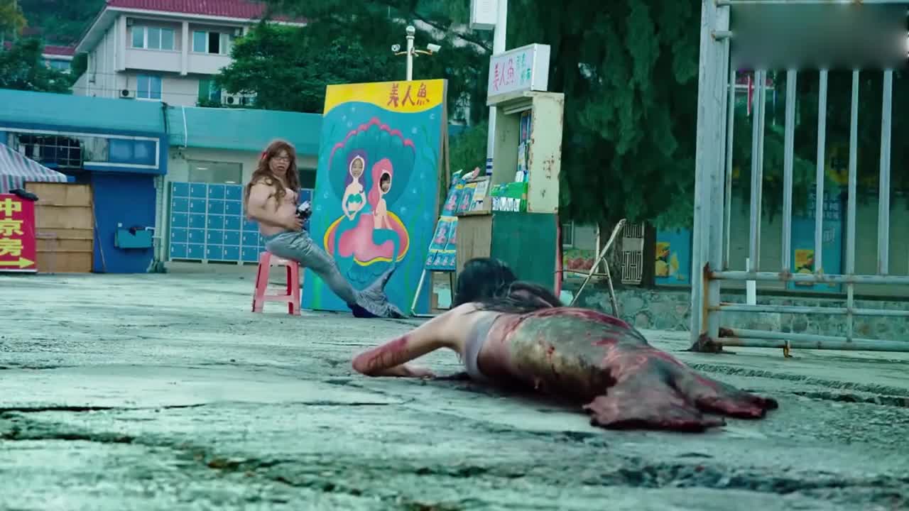 美人鱼被坏人追捕身受重伤,天降帅哥舍命相救,看着好心疼