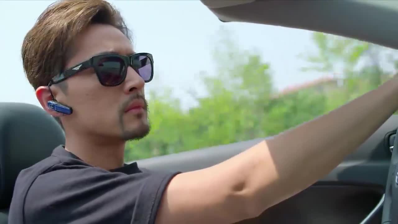 旋风十一人:何心言在天桥上坐着,穆奇跑到天桥下,成功逗笑对方