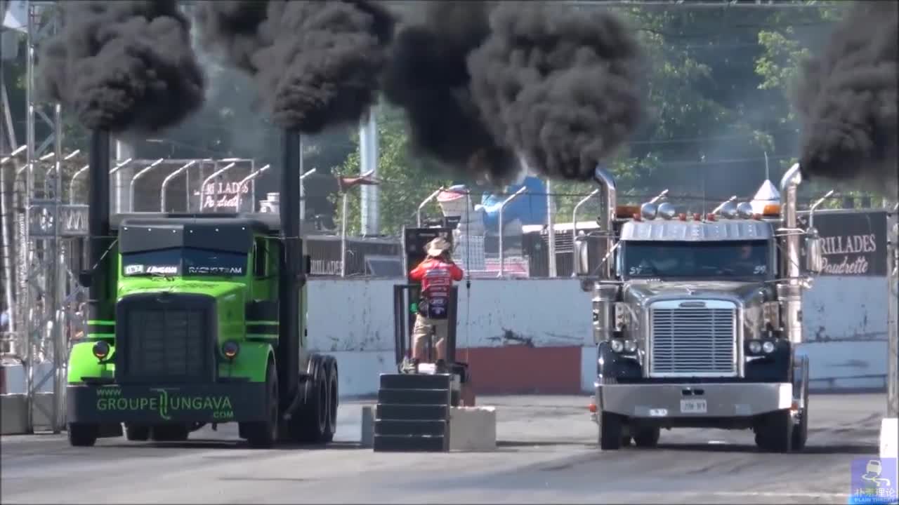 重型卡车全力加速排气管喷出的浓烈黑烟很壮观