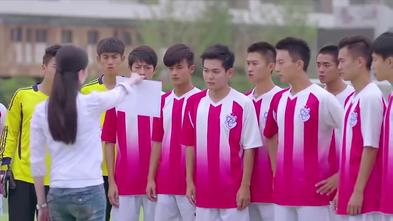 旋风十一人足球队成绩太差男老师针对球队差点被学生群殴