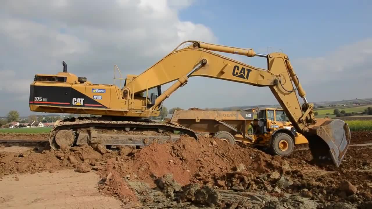 这块地还是太高了卡特375blme又挖了半铲深