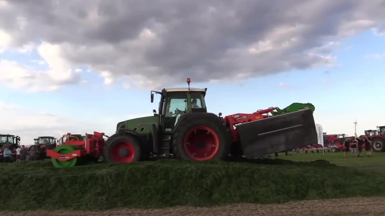 芬特农用机演示如何处理青贮