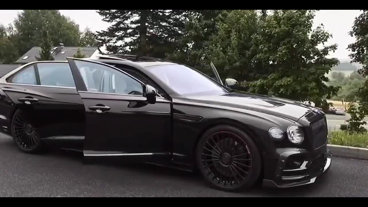 纯黑色的宾利,给人一种不怒自威的气场