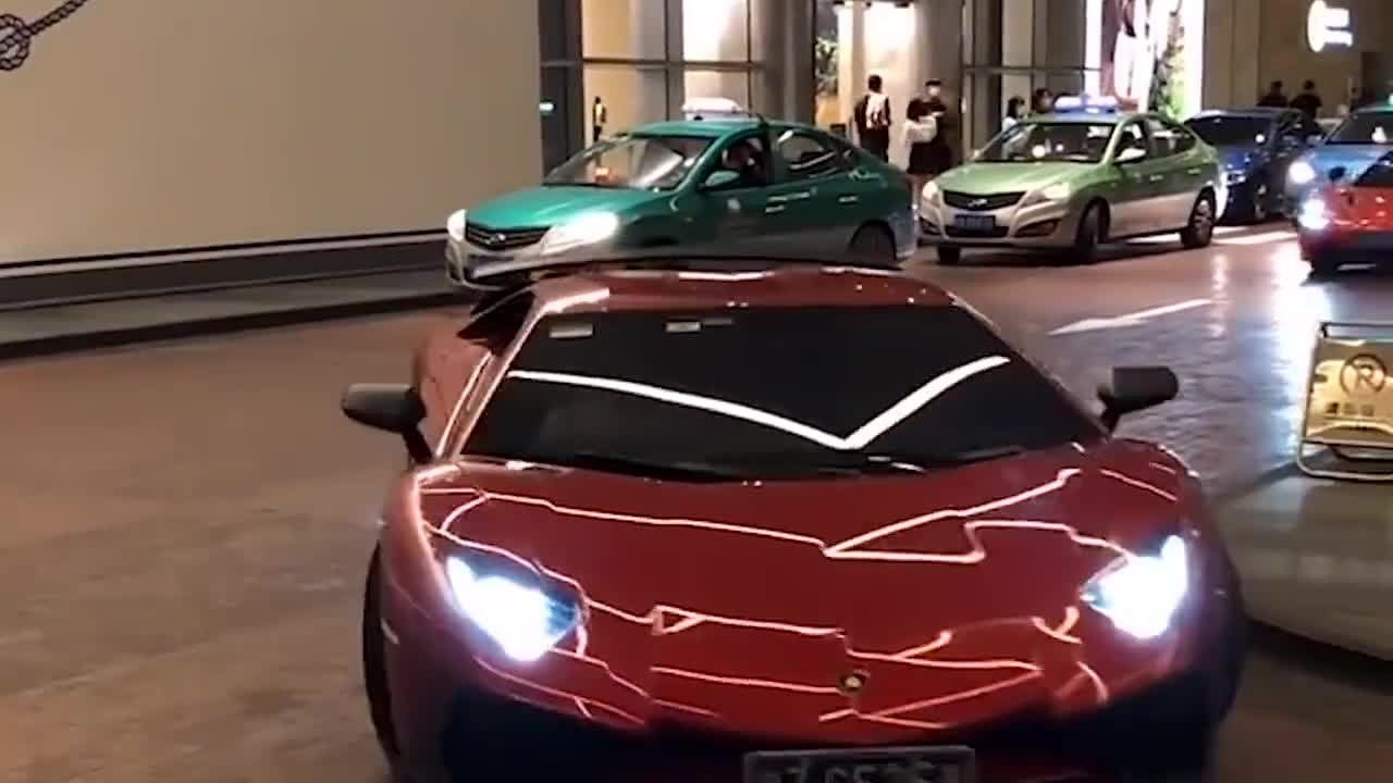 一台剪刀门一台蝴蝶门你们更喜欢哪种开门方式