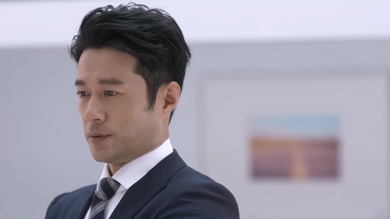 何以笙箫默应晖觉得默笙整个人充满了阳光使得画展也变得阳光