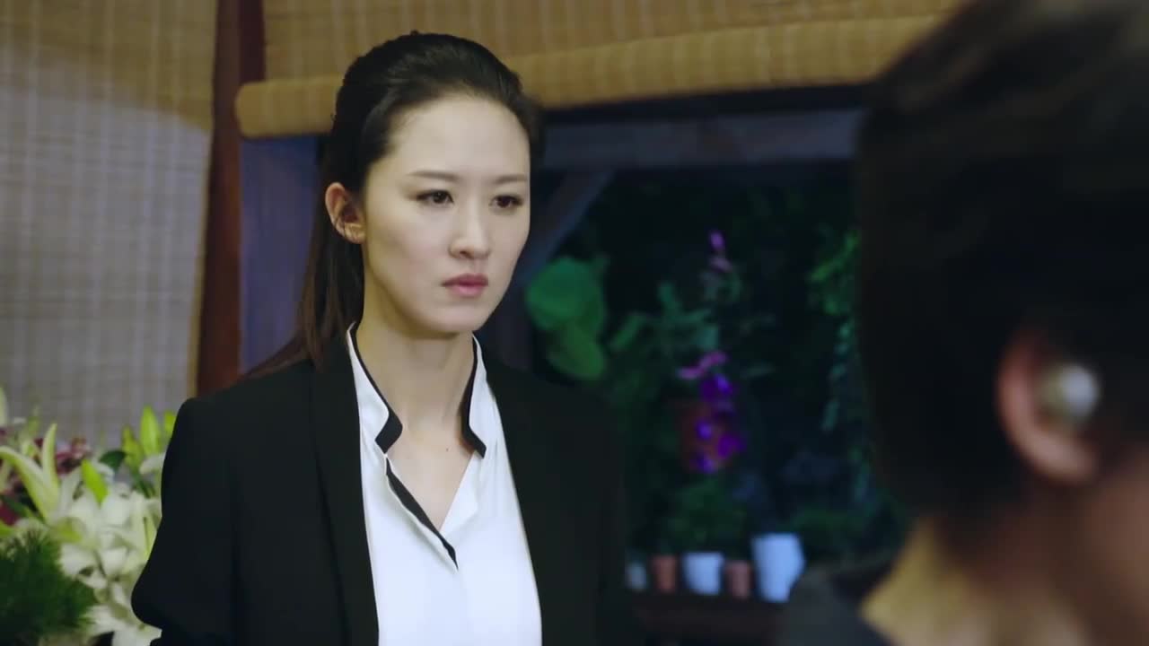 谍海追踪姑娘匆忙找受伤的园丁不料已经被抓了下刻痛哭
