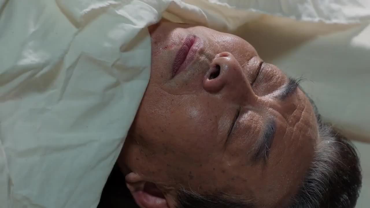 小楼又东风吕晗芝看见父亲死了就一直哭