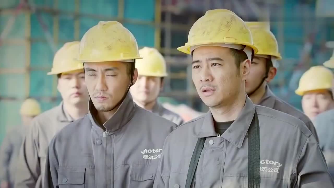 影视剧农民工嚣张砸店哪料店里藏着狠角色吓得对方立马滚蛋