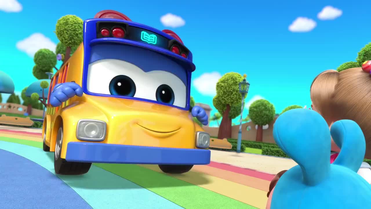 百变校巴逗逗受伤了还好歌德就在现场对逗逗展开及时救援