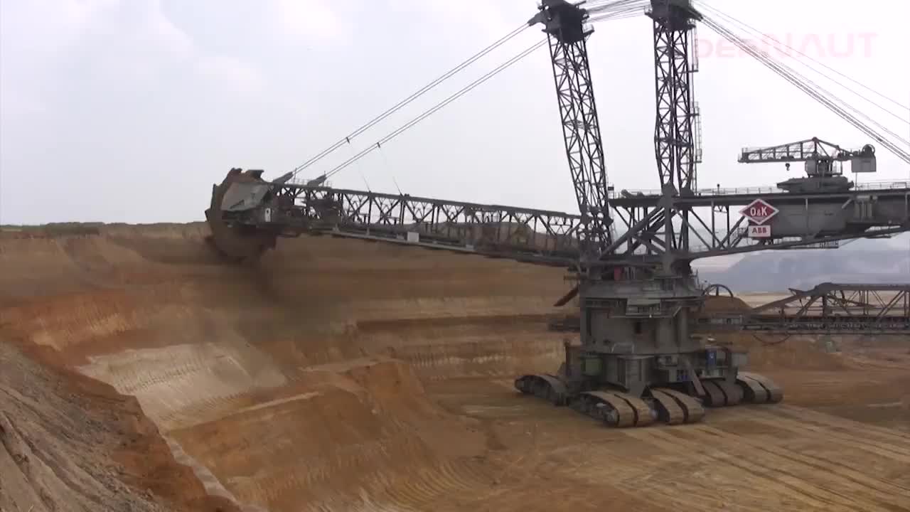实拍 世界最大挖掘机, 重达45000吨, 高45米, 1天挖穿一座山!