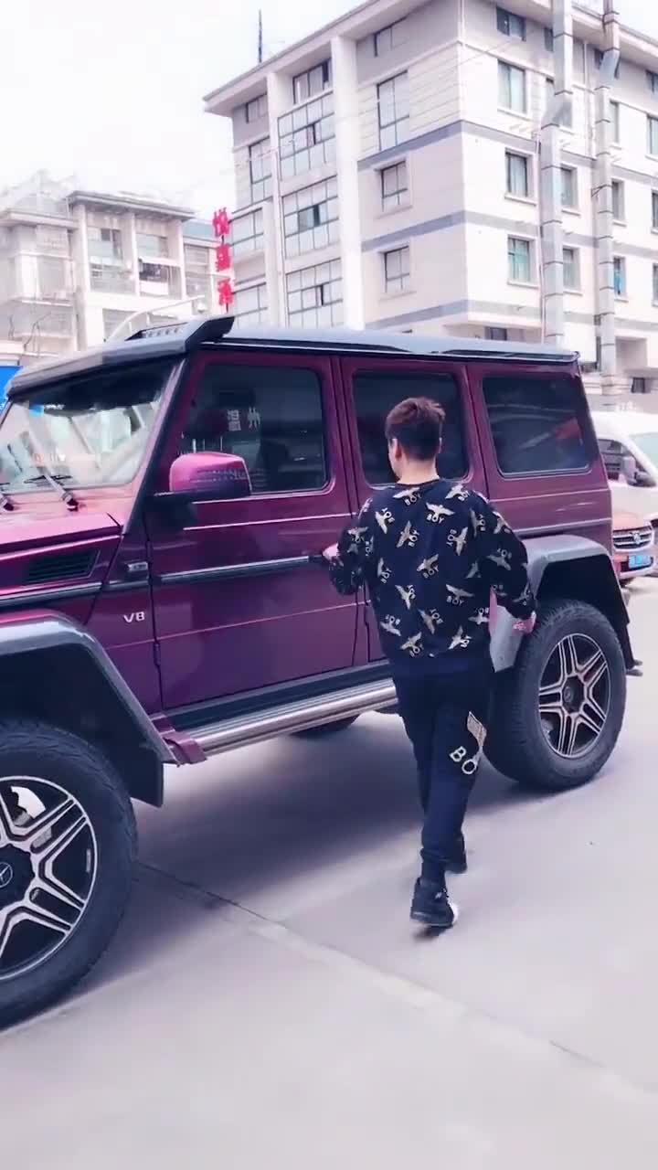 这位帅哥上奔驰大g的方法真不一般,看到后面我笑了!