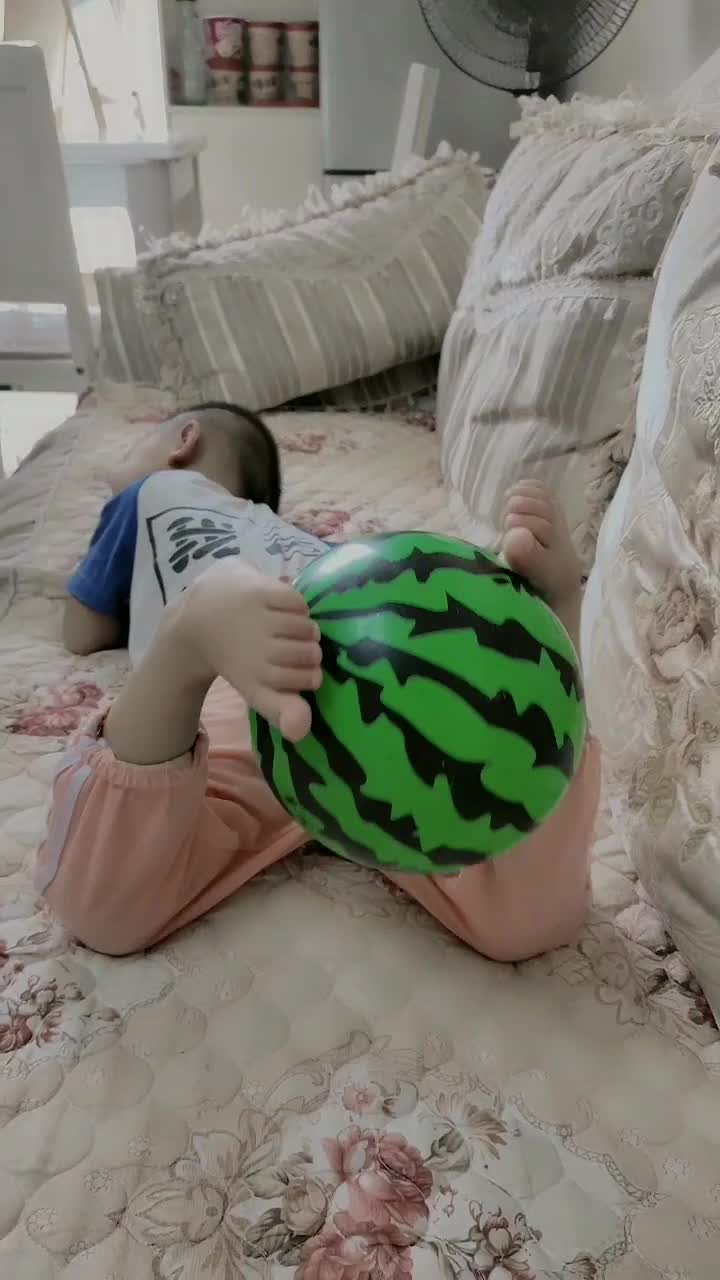 解锁新技能,用脚玩球球,你们能做到吗?