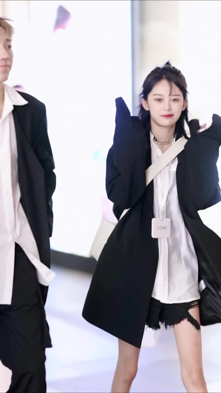 宽大的西服下二姗显得格外娇小可爱