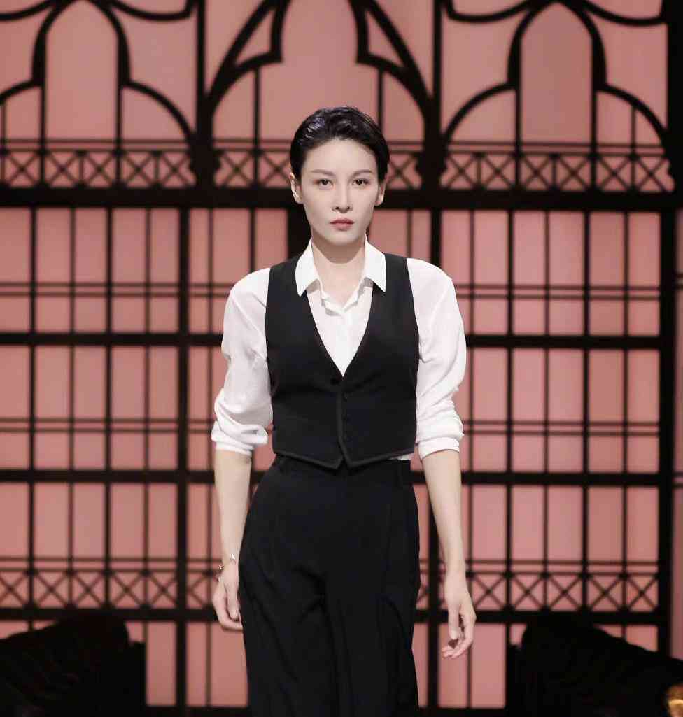 张蓝心帅起来没男生什么事,白衬衫黑马甲配短发,走路都这么霸气