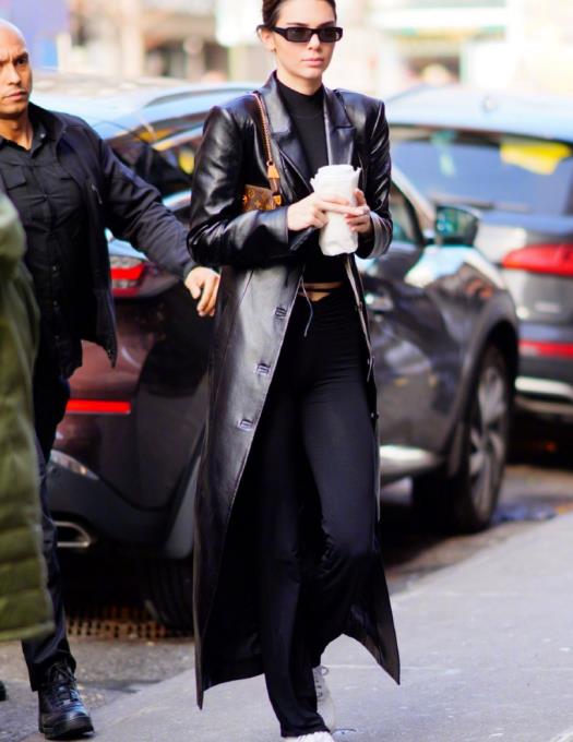 秋季这三件衣服展现你的高品位!肯豆穿黑色长款皮衣超飒,好帅气