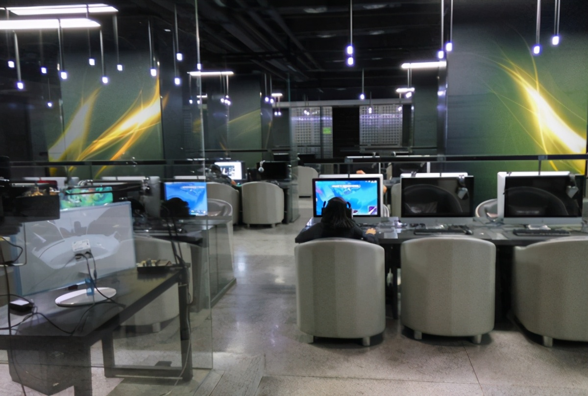 周杰伦曾耗资2000万开网吧,每小时300,如今怎样了?