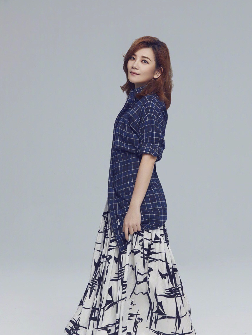 梁静茹黑白长裙配男士衬衫,看到正面照网友笑傻:这裙子真省事