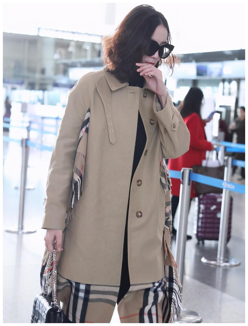 宋佳简直引领潮流,穿双排扣驼色大衣现身机场,一头短发超干练