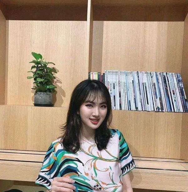 任正非小女儿姚安娜登名媛封面,穿金色长裙稳站c位,气质太好了