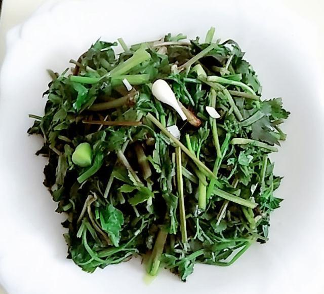 素炒野芹菜,鲜美营养,味道好吃,十分钟就搞定