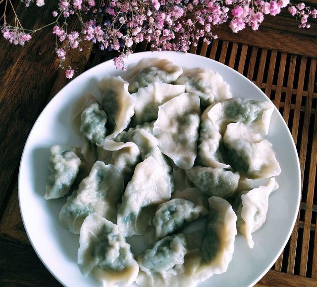 芹菜肉餃子,皮薄餡大,一口一個香極了