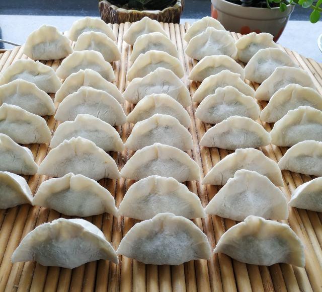 芹菜肉饺子,皮薄馅大,一口一个香极了