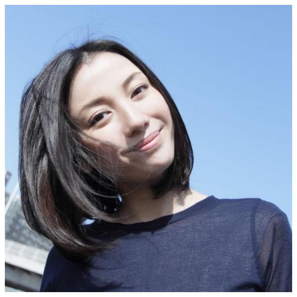 但我们看到国分佐智子保养得很自然,不是那种使用了医美技术达到的