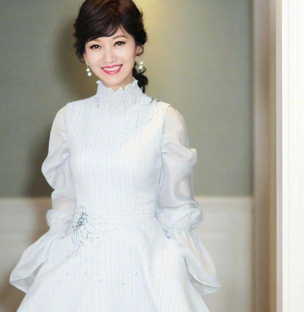 赵雅芝真是最赶时髦的奶奶,穿波点衬衫配小脚裤,洋气年轻20岁