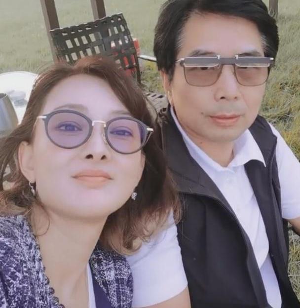 47岁牛莉大方晒大7岁圈外老公长相儒雅帅气尽显两人好甜蜜