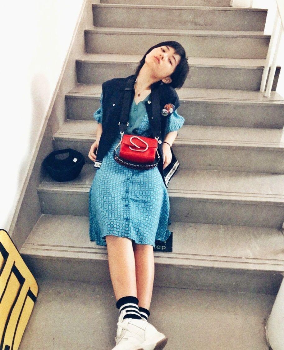 张子枫太清纯白t恤搭背带牛仔裤戴上贝雷帽好俏皮