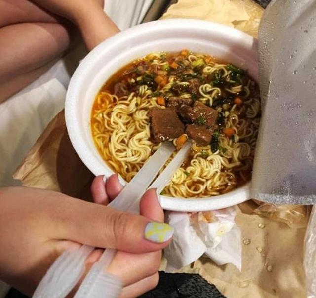 在宿舍锻炼出的"坚强",牙刷吃泡面不值得同情,图3才是秀儿!